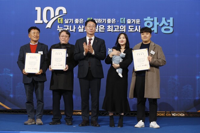 14일 오후 경기도 화성시 시청 로비에서 인구 100만 돌파를 기념한 ‘100만 화성 시민증서 전달식’이 열렸다. 화성시 제공