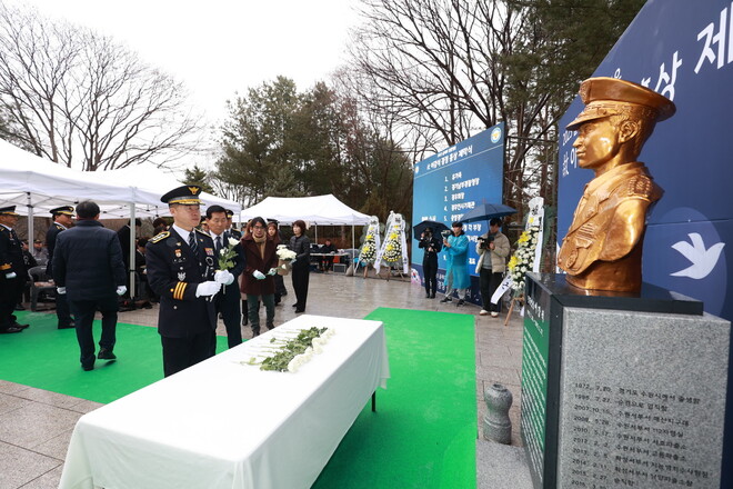 14일 충북 충주 중앙경찰학교 충의선양탑에 ‘올해의 경찰영웅’으로 선정된 고 이강석 경정의 흉상이 설치됐다. 경기남부경찰청 제공