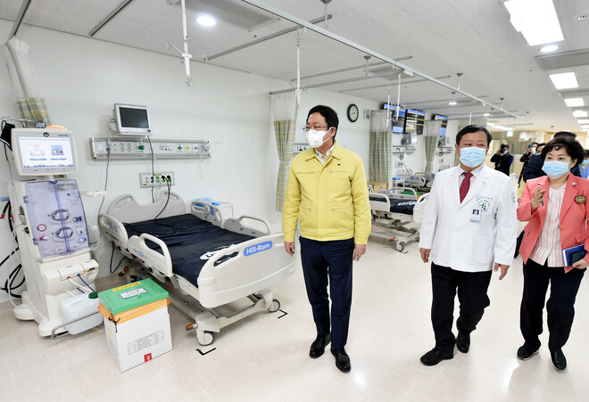 26일 박남춘 인천시장이 코로나19 지역감염 확산에 대비해 인천의료원 음압병동을 점검하고 있다. 인천시 제공