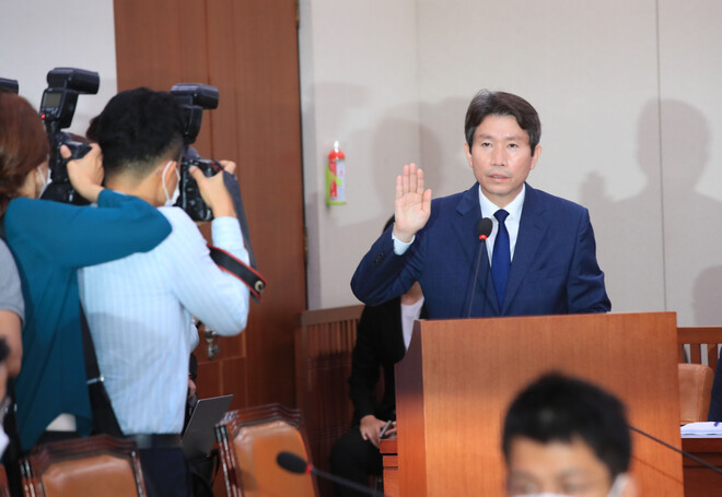 이인영 통일부 장관 후보자가 23일 오전 서울 여의도 국회 외교통일위원회 인사청문회에서 선서하고 있다. 연합뉴스