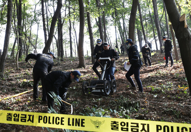 연쇄살인사건의 피의자 이춘재(56)씨가 자백한 ‘화성 실종 초등생’의 유골을 경찰이 수색하는 있다. 연합뉴스