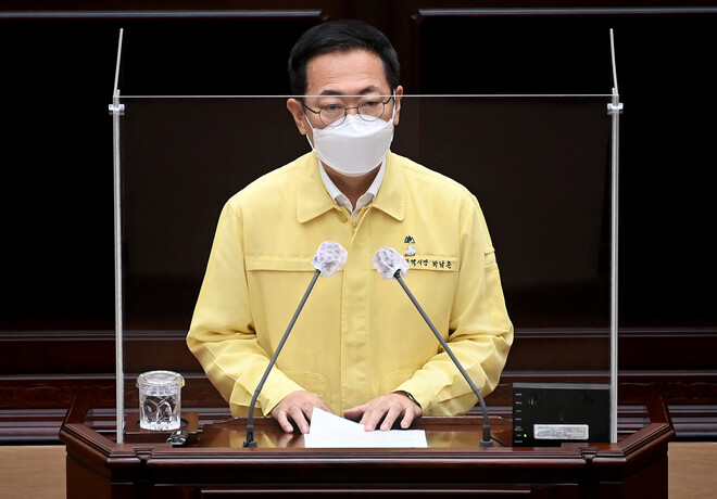 박남춘 인천시장이 6일 시의회 본회의장에서 열린 제274회 인천광역시의회 임시회 제1차 본회의에서 모두 발언을 하고 있다. 인천시 제공 박남춘 인천시장이 6일 시의회 본회의장에서 열린 제274회 인천광역시의회 임시회 제1차 본회의에서 모두 발언을 하고 있다. 인천시 제공