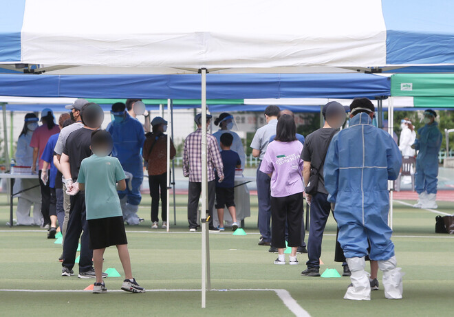 6일 코로나19 확진자가 속출한 인천시 미추홀구 인주초등학교 일대가 검사를 받기 위해 몰려든 시민들로 북적이고 있다. 연합뉴스