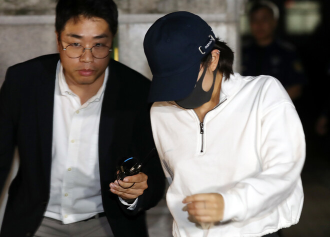 변종 대마를 밀반입하려다가 공항에서 적발된 홍정욱 전 한나라당(자유한국당의 전신) 의원의 딸 홍아무개(18)양이 지난달 30일 오후 인천시 미추홀구 학익동 인천구치소에서 밖으로 나서고 있다. 연합뉴스