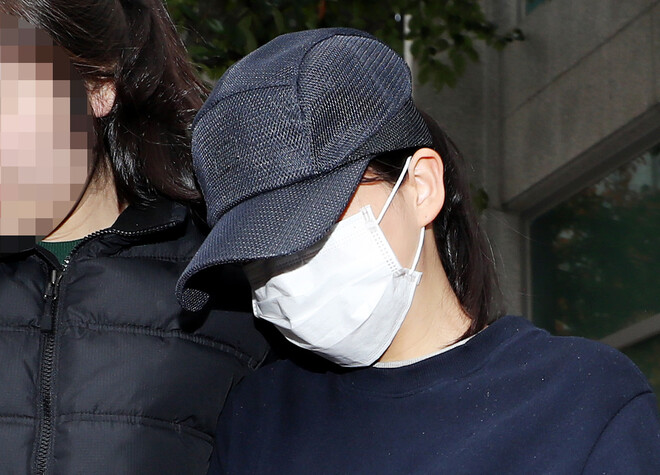 3살 딸을 빗자루 등으로 때려 숨지게 한 혐의를 받는 전아무개(23·여)씨가 구속 전 피의자 심문을 받기 위해 17일 오후 인천 미추홀경찰서를 나서 인천지방법원으로 향하고 있다. &lt;연합뉴스&gt;