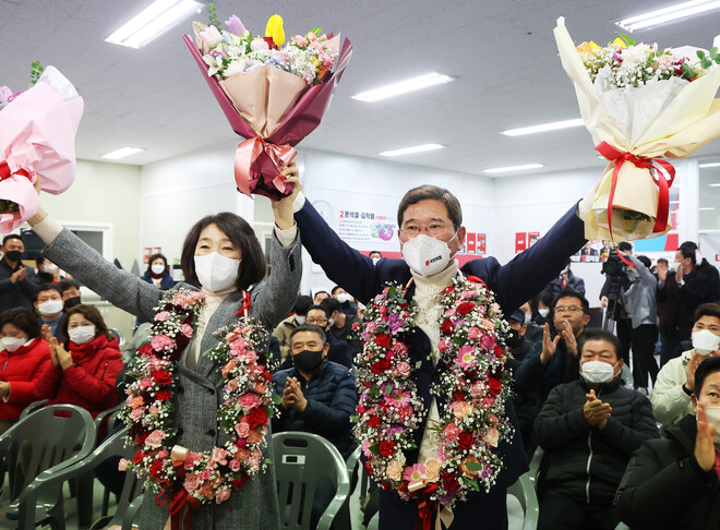 경기 안성 국회의원 재선거 국민의힘 김학용 후보가 9일 오후 경기도 안성시 공도읍 선거사무소에서 당선이 확실시되자 꽃다발을 들고 기뻐하고 있다. 연합뉴스