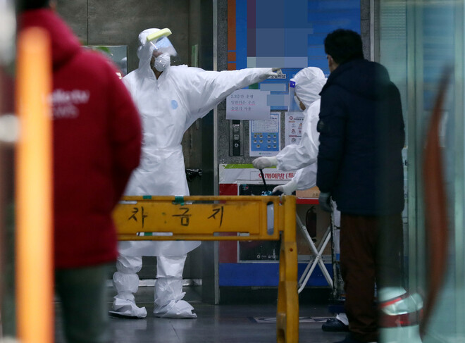 4일 오전 동일집단 격리 중인 인천시 계양구 한 요양병원 내부에서 방역 당국 관계자들이 소독작업을 하고 있다. 연합뉴스 4일 오전 동일집단 격리 중인 인천시 계양구 한 요양병원 내부에서 방역 당국 관계자들이 소독작업을 하고 있다. 연합뉴스