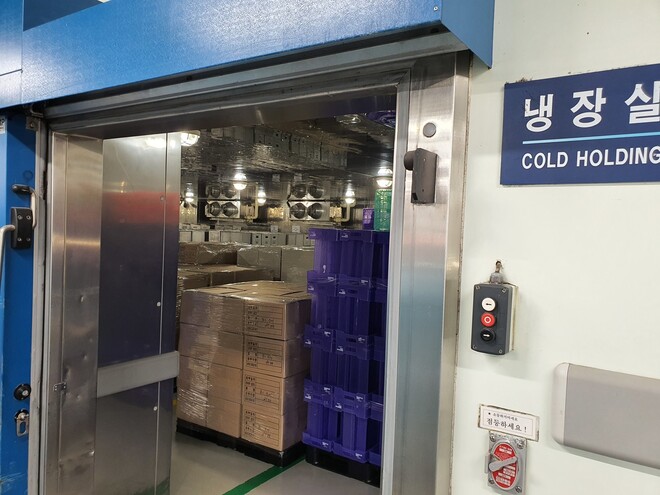 항공기에 납품할 기내식을 보관해야 할 냉동실에 각종 물품이 쌓여 있다.