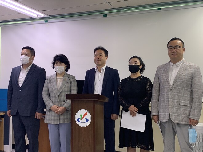 인천 서구의회 이의상 미래통합당 의원은 28일 구의회에서 기자회견을 열고 업무방해 등 혐의로 더불어민주당 소속 정진식 의원과 서구시설관리공단 채용 관계자를 인천지방경찰청에 고발했다고 밝혔다. 이의상 구의원 쪽 제공