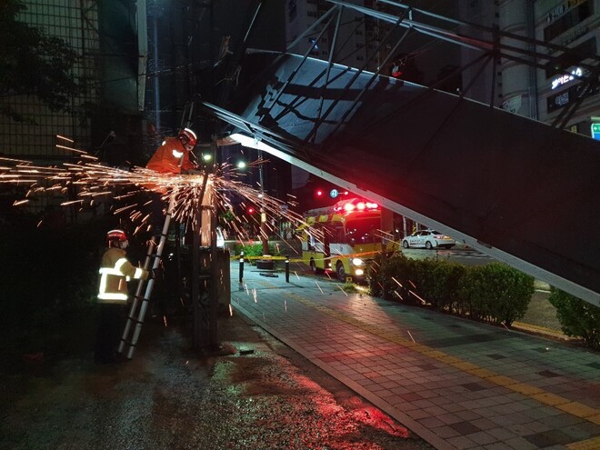 27일 태풍 바비 영향으로 인천 서구 가좌동 간판이 쓰러져 소방당국이 안전조처하고 있다. 인천소방본부 제공