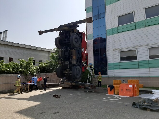 24일 오후 경기도 안성시 공도읍에서 작업 중이던 25t 크레인이 앞으로 쓰러져 있다. 이 사고로 크레인에 타고 있거나 주변에 있던 작업자 6명이 중경상을 입었다. 연합뉴스.