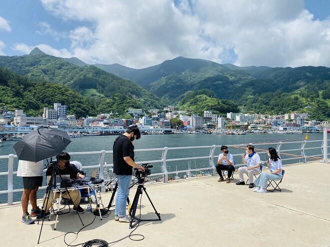 &nbsp; &nbsp; &nbsp; &nbsp; &nbsp; &nbsp; &nbsp; &nbsp; &nbsp; &nbsp; &nbsp; &nbsp; 울릉도와 독도를 배경으로 생방송을 진행중인 보이소TV 팀. 대구사이버대 제공