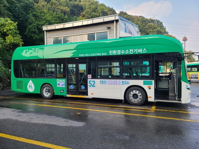 경기도 제1호 친환경 수소 시내버스인 안산시 52번 버스. 안산시 제공