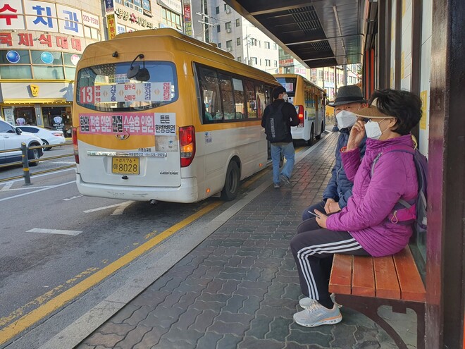 1일 화성시 병점역 앞 버스정류장에서 만난 최아무개(70)씨 부부도 무상교통 서비스에 가입했다. 최씨 부부는 지난달 가입해 아직 사용한 교통비를 입금받진 않았다고 했다. 이정하 기자 1일 화성시 병점역 앞 버스정류장에서 만난 최아무개(70)씨 부부도 무상교통 서비스에 가입했다. 최씨 부부는 지난달 가입해 아직 사용한 교통비를 입금받진 않았다고 했다. 이정하 기자