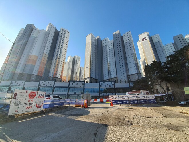 공사 중 사용했던 임시도로에는 상가 건물이 들어서 단지 내부로 진입할 수 없다.