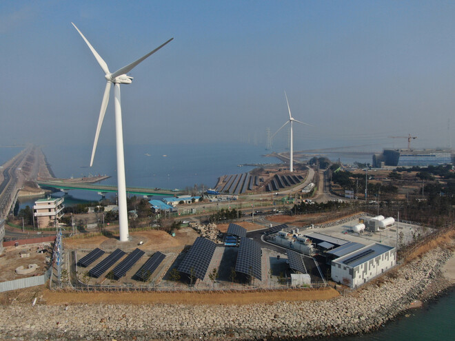 경기 안산시 단원구 대부북동에 들어선 대부도 에너지타운 전경. 이곳에는 수소연료전지와 태양열발전 시설, 소형 풍력발전 시설이 들어서 있다. 안산시 제공
