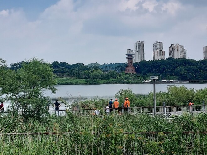 15일 오후 경기 수원시 영통구 광교호수공원 내 원천저수지에 초등학생이 빠져 119구조대가 구조했지만, 끝내 숨졌다. 경기도소방재난본부 제공