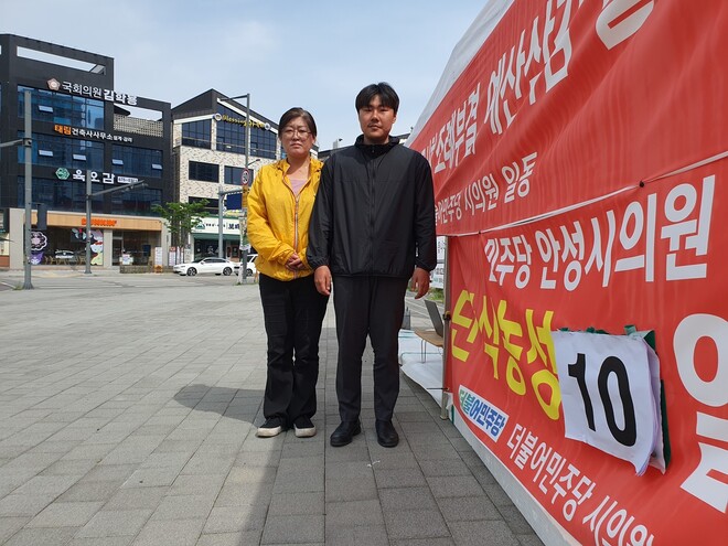 24일 경기 안성시 석정동 국민의힘 김학용 국회의원 지역사무소 맞은편 보도에서 안성시의회 더불어민주당 소속 황윤희(왼쪽)·최승혁 시의원이 10일째 단식농성을 이어가고 있다. 이정하 기자