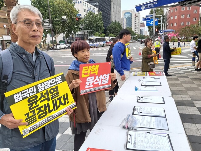 9일 시국시도회가 열린 부산 동구 초량동 일본영사관 앞 정발 장군 동상 앞에서 관계자들이 윤석열 대통령 탄핵 서명을 받고 있다. 김광수 기자