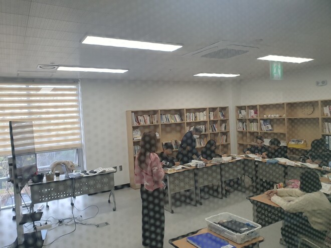 8일 오전 경기안산교육지원청 내 2층에 있는 ‘이음한국어교실’(경기 한국어공유학교 1호)에서 다문화가정 학생들이 한국어 수업을 받고 있다. 이정하 기자