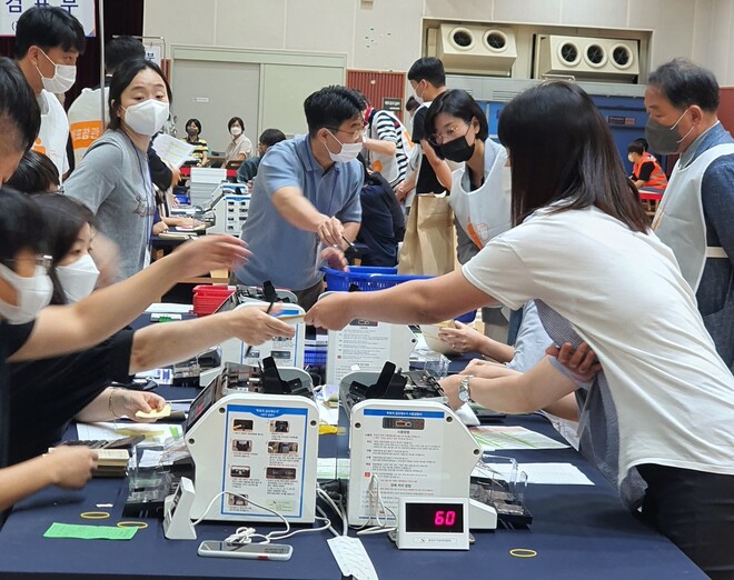 14일 수원시 장안구 보훈재활체육센터 종합체육관에서 선거관리위원회 직원들이 안산시장 선거 투표지 검증 절차를 진행 중이다. 이정하 기자 14일 수원시 장안구 보훈재활체육센터 종합체육관에서 선거관리위원회 직원들이 안산시장 선거 투표지 검증 절차를 진행 중이다. 이정하 기자
