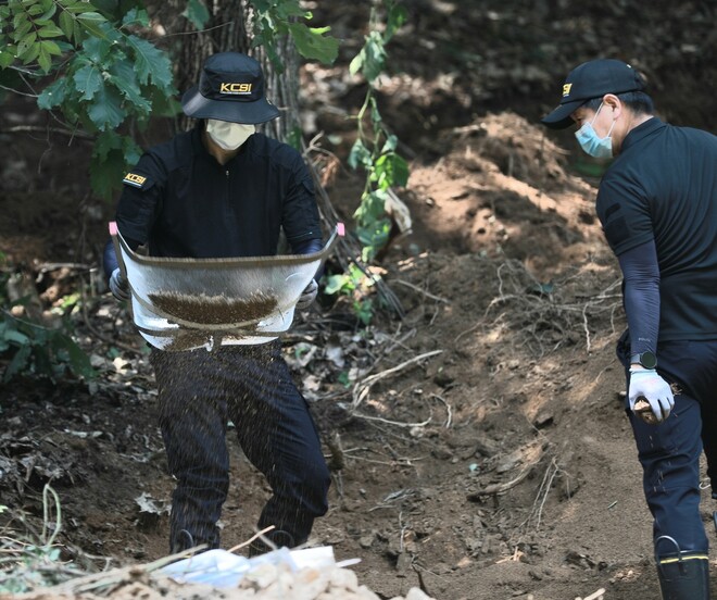 6일 경기도 용인시 처인구 양지면의 한 야산에서 경찰이 ‘영아 주검’ 수색 작업을 벌이고 있다. 경기남부경찰청 제공