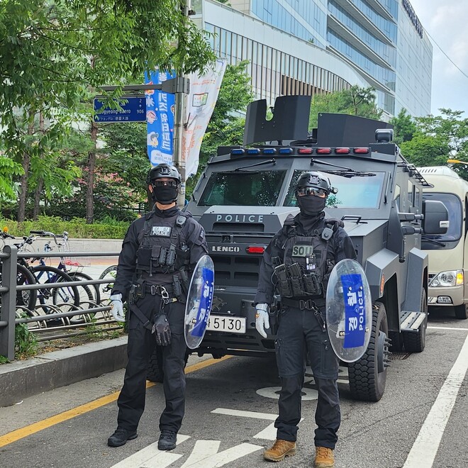 지난 8월3일 ‘분당 서현역 흉기 난동 사건’ 이후 경찰의 ‘특별치안활동’ 선포로 수원역 일대에 배치됐던 경찰특공대와 장갑차. 경기남부경찰청 제공