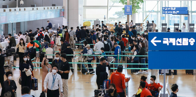 출국 여행객 붐비는 인천공항. 연합뉴스