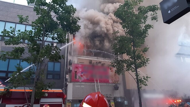 울산 중구 성남동 상가 건물 화재 현장.  울산소방본부 제공