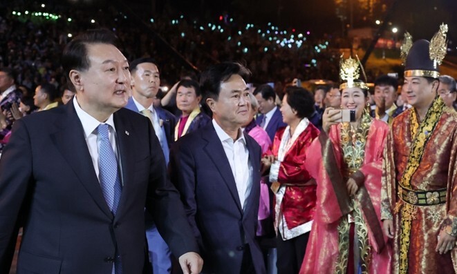 윤석열 대통령이 23일 충남 공주시 금강신관공원에서 열린 2023 대백제전 개막식에 참석하고 있다. 연합뉴스