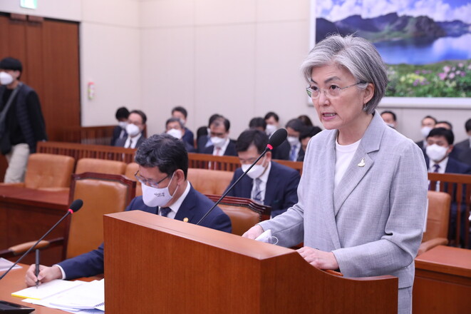 강경화 외교부 장관이 28일 오전 서울 여의도 국회에서 열린 외교통일위원회 전체회의에서 발언하고 있다. 연합뉴스