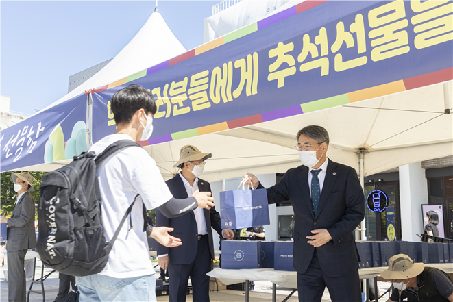 &nbsp; &nbsp; &nbsp; &nbsp; &nbsp; &nbsp; &nbsp; &nbsp; &nbsp;서순탁 서울시립대 총장이 재학생들에게 추석 선물을 증정하고 있다. 서울시립대 제공