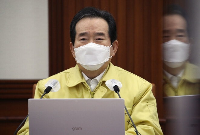 정세균 국무총리가 21일 오전 정부서울청사에서 열린 신종 코로나바이러스 감염증(코로나19) 대응 중앙재난안전대책본부(중대본) 회의를 주재하고 있다. 연합뉴스 정세균 국무총리가 21일 오전 정부서울청사에서 열린 신종 코로나바이러스 감염증(코로나19) 대응 중앙재난안전대책본부(중대본) 회의를 주재하고 있다. 연합뉴스