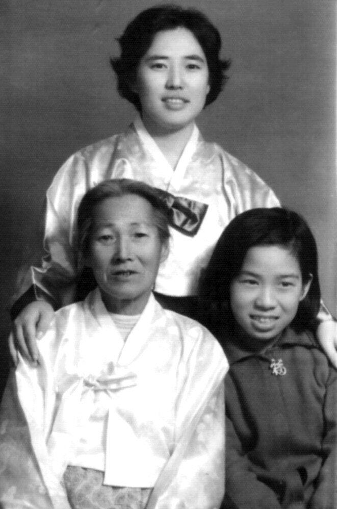 어린 시절 어머니, 할머니와 함께. 김인선, 나무연필 제공