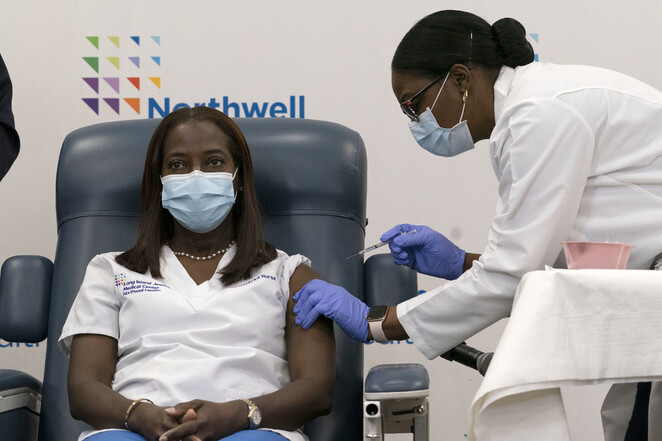 미국 첫 코로나 백신 접종자는 ‘이민자 출신 흑인 여성 간호사’