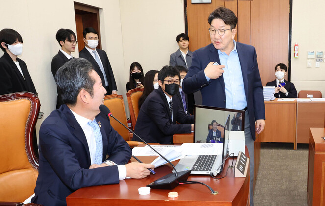 21일 국회 과학기술정보방송통신위원회 전체회의에서 더불어민주당 소속 정청래 과방위원장과 국민의힘 소속 권성동 의원이 회의 진행과 관련해 논쟁을 벌이고 있다. 연합뉴스