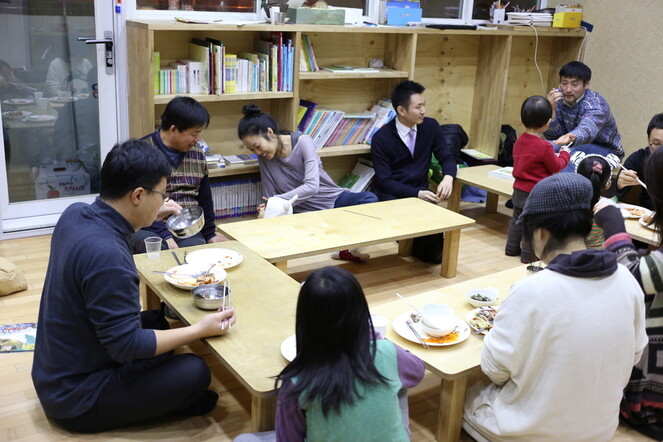 서울 마포구 성미산 자락에 있는 공동체 주택 소행주 1호 공용공간에서의 식사 모습. ‘소통으로 행복한 주택 만들기’ 제공