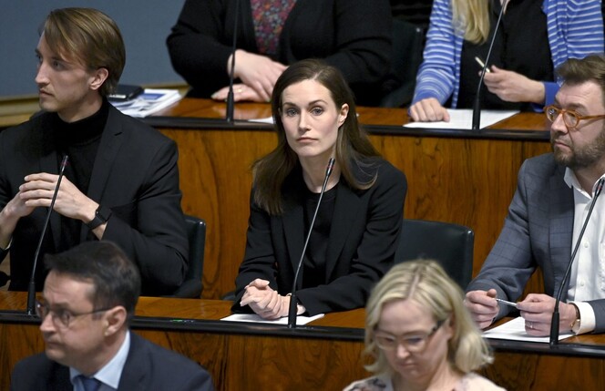 산나 마린 핀란드 총리(가운데 여성)가 17일 나토 가입을 둘러싼 의회 표결에 참여하고 있다. 헬싱키/AP 연합뉴스