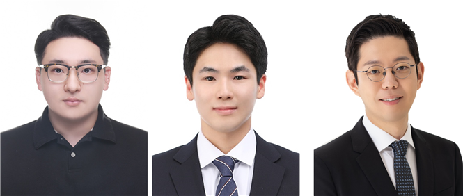&nbsp; &nbsp; &nbsp; &nbsp;연구자인 권진한 학생 (왼쪽, 공동1저자), 김용민 학생 (가운데, 공동1저자), 문홍철 교수(오른쪽, 교신저자). <br>&nbsp; &nbsp; &nbsp; &nbsp; &nbsp; &nbsp; &nbsp; &nbsp; &nbsp; &nbsp; &nbsp; &nbsp; &nbsp; &nbsp; &nbsp; &nbsp; &nbsp; &nbsp; &nbsp; &nbsp; &nbsp; &nbsp; &nbsp; &nbsp; &nbsp; &nbsp; &nbsp; &nbsp; &nbsp; &nbsp; &nbsp; &nbsp; &nbsp; &nbsp; &nbsp; &nbsp; &nbsp; &nbsp; &nbsp; &nbsp; &nbsp; &nbsp; &nbsp; &nbsp; &nbsp; &nbsp; &nbsp; &nbsp; &nbsp; &nbsp; &nbsp; &nbsp; &nbsp; &nbsp; &nbsp; &nbsp; &nbsp; &nbsp; &nbsp; &nbsp; &nbsp; &nbsp; &nbsp; &nbsp; &nbsp; &nbsp; &nbsp; &nbsp; &nbsp; &nbsp; &nbsp; &nbsp; &nbsp; &nbsp; &nbsp; &nbsp;서울시립대 제공