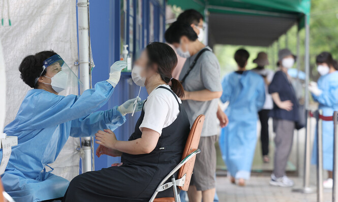 8월23일 오전 대구 달서구보건소 선별진료소에서 의료진이 코로나19 검사를 하고 있다. 연합뉴스