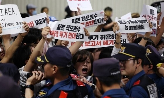 라파엘 그로시 IAEA 사무총장이 입국한 7일 김포공항 국제선 입국장 인근에서 시민단체가 그로시 사무총장의 방한을 반대하는 손 피켓을 들고 있다. 연합뉴스