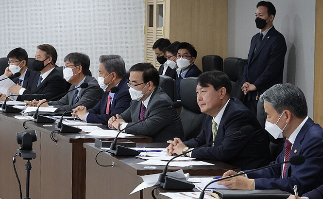 윤석열 대통령이 25일 오전 용산 대통령실 청사에서 국가안전보장회의(NSC)를 주재하고 있다. 북한의 탄도미사일 발사 이후 윤 대통령이 직접 주재하는 첫 NSC다. 대통령실 제공