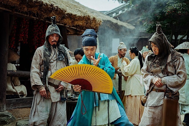 영화 &lt;외계+인&gt;의 한 장면.