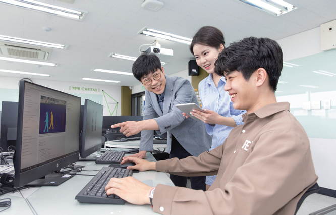 가천대 소프트웨어 전용 강의실에서 교수의 지도에 따라 학생들이 코딩을 하고 있다. 사진 가천대 제공