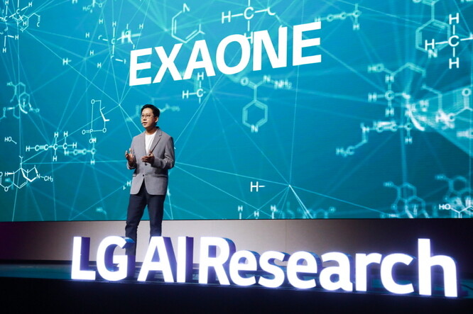 지난 7월 배경훈 원장이 서울 강서구 마곡 LG사이언스파크에서 ‘LG AI 토크 콘서트 2023’을 열어 초거대 인공지능 ‘엑사원(EXAONE) 2.0’을 공개하고 있다. 엘지 제공