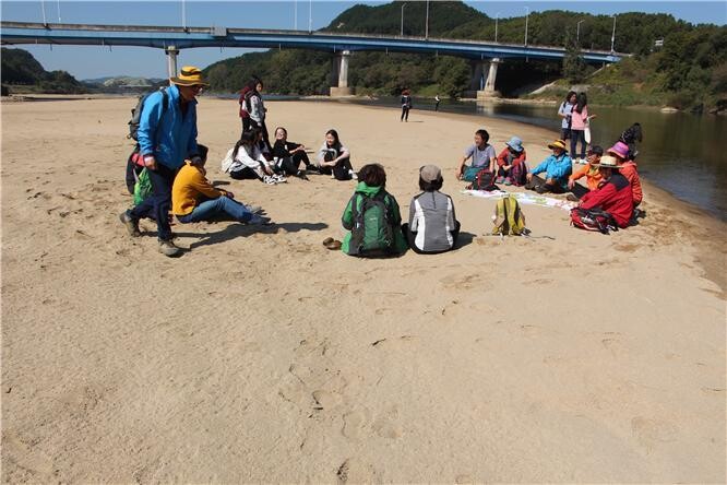 되돌아온 합강 강변 모래밭에서 아이들이 수건돌리기 놀이를 즐기고 있다.