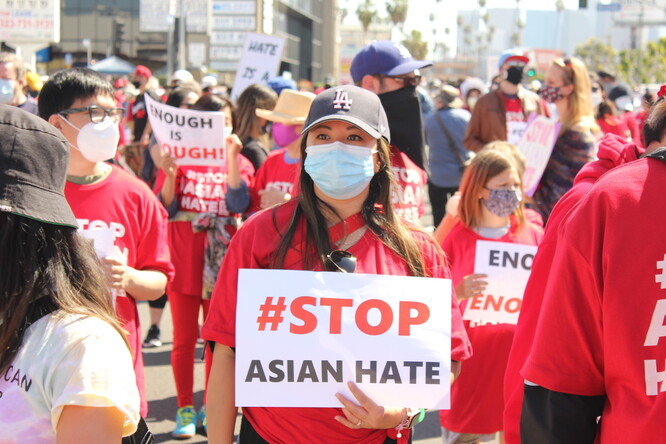 미국 로스앤젤레스(LA) 한인타운에서 27일(현지시각) 열린 반아시안 인종차별과 증오범죄 근절을 촉구하는 ‘전국 행동의 날’에 참가한 시위대가 ‘아시안에 대한 증오를 멈추라’는 손팻말을 들고 있다. 로스앤젤레스/이철호 통신원