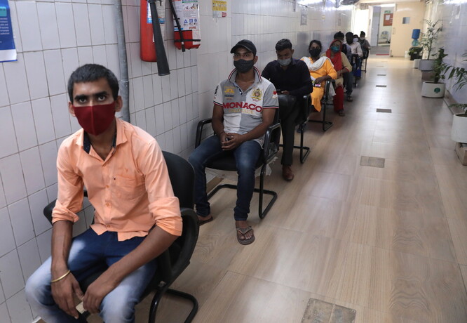 21일 인도 뉴델리 한 병원에서 시민들이 코로나19 백신을 맞기 위해 기다리고 있다. 뉴델리/EPA 연합뉴스