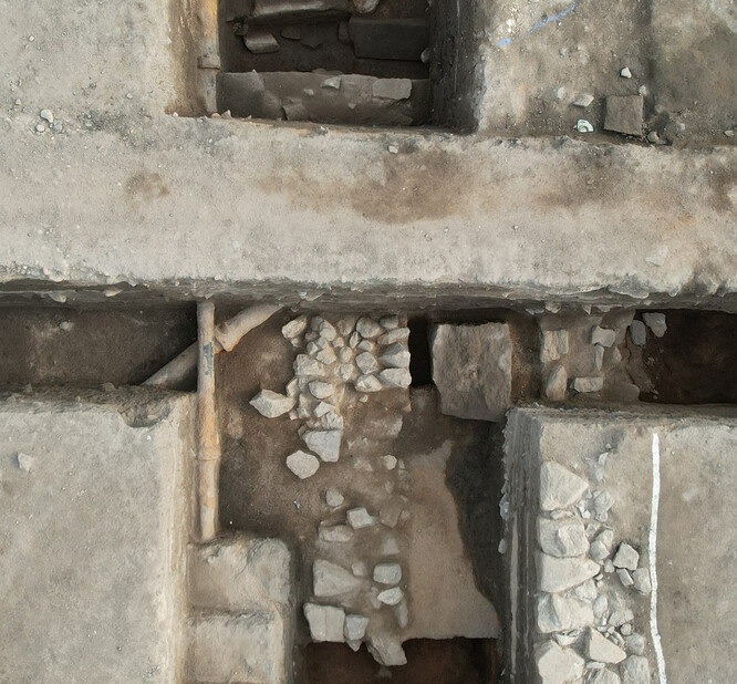 월대 어도 터 밑 지층에서 드러난 조선 전기 유적 세부. 돌들이 열을 지은 석렬이 보인다. 국립서울문화재연구소 제공