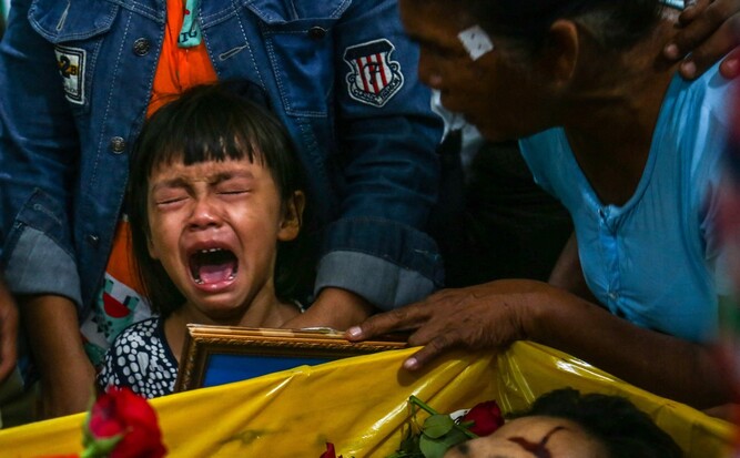 지난 5월 미얀마 양곤의 한 어린이가 반쿠데타 시위에 참여했다가 숨진 엄마의 시신 앞에서 울고 있다. 양곤/AFP 연합뉴스